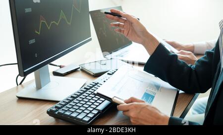 Business team investimento imprenditore Trading discussione e analisi grafico mercato azionario in trader ufficio. Concetto di cambio finanziario aziendale. Foto Stock