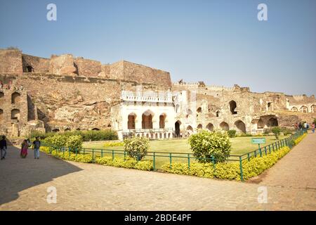 Minareto alla vecchia Moschea/Masjid al Forte di Golconda a Hyderabad Telangana India Foto Stock