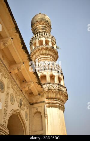 Minareto alla vecchia Moschea/Masjid al Forte di Golconda a Hyderabad Telangana India Foto Stock