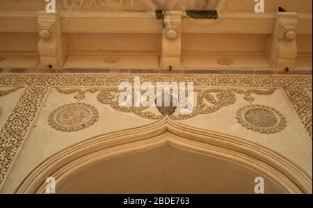 Minareto alla vecchia Moschea Vista frontale alle tombe dei sette Qutub Shahi regnanti in Ibrahim Bagh India Foto Stock