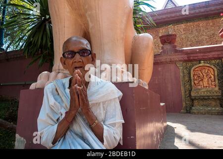 Phnom Penh, Cambogia, Asia: Ritratto di un credente buddista mentre pregava davanti a Wat Phnom Foto Stock