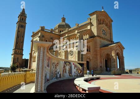 Il Santuario Nazionale Ta' Pinu di Gharb, sull'isola di Gozo, Malta, è una meta popolare per turisti e pellegrini, ed è stato consacrato nel 1932. Foto Stock