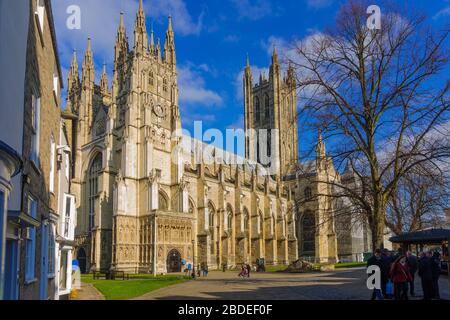 Canterbury, Regno Unito - 20 febbraio 2013: Vista della cattedrale di Canterbury, con la gente del posto e i visitatori, in Kent, Inghilterra, Regno Unito Foto Stock