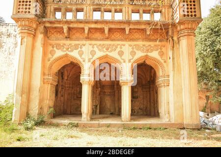 Minareto presso la vecchia Moschea presso le tombe dei sette Qutub Shahi regnanti in Ibrahim Bagh India Foto Stock