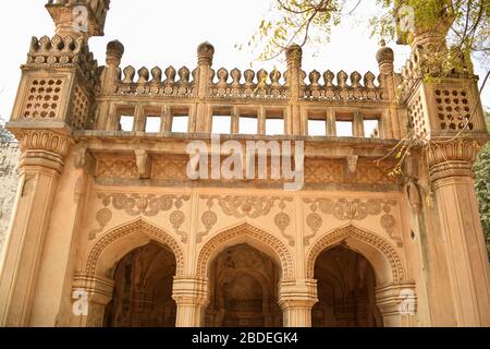 Minareto presso la vecchia Moschea presso le tombe dei sette Qutub Shahi regnanti in Ibrahim Bagh India Foto Stock