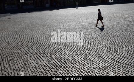 Gotha, Germania. 8 aprile 2020. Il Neumarkt nel centro della città è quasi deserto. Nella crisi di Corona, le autorità hanno ordinato che le persone che non vivono insieme nella stessa famiglia mantengano una distanza minima di 1.5 metri. In linea di principio, le persone dovrebbero rimanere a casa il più possibile. Tuttavia, sono ancora consentite cose importanti come lo shopping o le visite al medico. Credit: Martin Schutt/dpa-Zentralbild/dpa/Alamy Live News Foto Stock