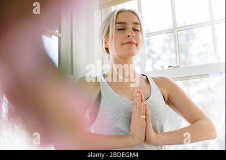 Giovane donna in posa di yoga Foto Stock