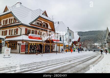 Negozi di souvenir nella città di Titisee con il tempo nevoso, nella regione di Schwarzwald / Foresta Nera in Germania. Febbraio 2020. Foto Stock