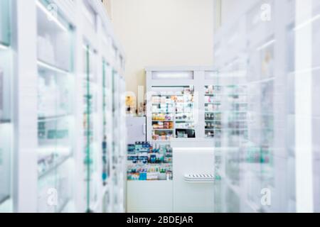 Vetrina in vetro trasparente localizzando in dra grande farmacia Foto Stock