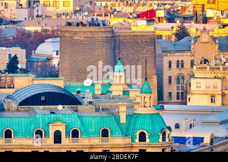 Vista panoramica di Maiden Tower e Icheri sheher, Baku, Azerbaijan Foto Stock