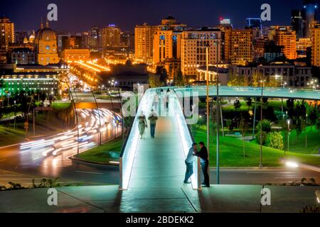 Ponte illuminato a Central Park, Baku, Azerbaijan Foto Stock