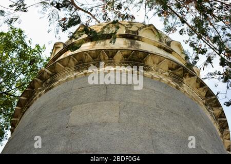 Minareto presso la vecchia Moschea presso le tombe dei sette Qutub Shahi regnanti in Ibrahim Bagh India Foto Stock