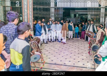 I giocatori di dhol di Punjabi al partito di aMehndi è la celebrazione di pre-nozze, Jhelum, Punjab, Pakistan Foto Stock