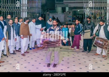 I giocatori di dhol di Punjabi al partito di aMehndi è la celebrazione di pre-nozze, Jhelum, Punjab, Pakistan Foto Stock