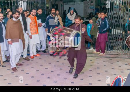 I giocatori di dhol di Punjabi al partito di aMehndi è la celebrazione di pre-nozze, Jhelum, Punjab, Pakistan Foto Stock