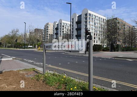 West Parkside a sud-est di Londra, dopo che gli ufficiali della polizia metropolitana hanno effettuato una serie di incursioni di primo mattino contro coloro che si ritiene siano in possesso di armi da fuoco e droghe e arrestato tre uomini e un adolescente su sospetto del tentato omicidio di un uomo di 33 anni a dicembre. Foto Stock