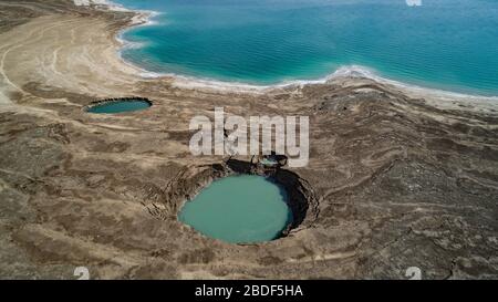 Veduta aerea di sinkholes vicino al Mar Morto, Israele Foto Stock