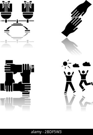 Amici insieme di icone glyph nero ombra goccia insieme. Simboli di amicizia, unità e comunicazione. Vantaggi reciproci, mani d'aiuto, lealtà e. Illustrazione Vettoriale