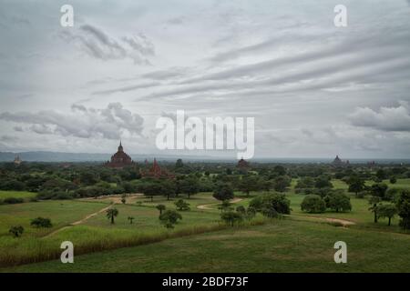 Bella alba su vecchie pagode di un'antica città di Bagan, Myanmar Foto Stock