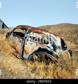 Abbandonata vecchia auto in un deserto degli Stati Uniti, vicino a una città fantasma Foto Stock