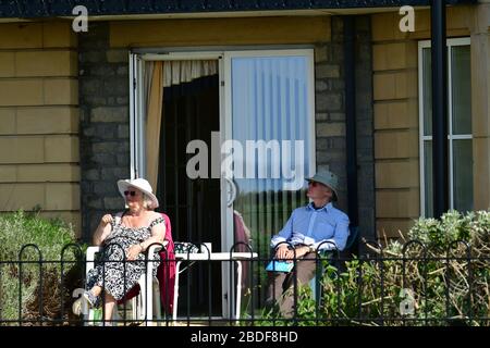 Weston-Super-Mare, Regno Unito. 8 aprile 2020. Meteo Regno Unito. Scene di Weston Super Mare durante il Lockdown del virus Covid-!9 durante il mese di aprile 2020 e la sua calda Heatwave. Credit: Robert Timoney/Alamy Live News Foto Stock