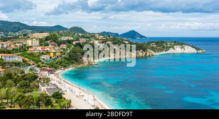 La bellissima spiaggia di Ghiaie a Porto Ferraio, Isola d'Elba, Toscana, Italia. Foto Stock