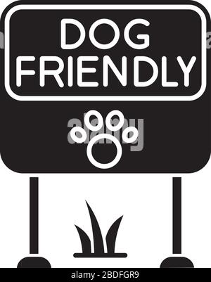 Cane friendly luogo nero icona glifo. Parcheggio e contrassegno quadrato consentiti per cani. Cuccioli domestici ammessi territorio, prato e giardino segno. Simbolo della silhouette Illustrazione Vettoriale