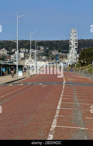 Weston-Super-Mare, Regno Unito. 8 aprile 2020. Regno Unito Weather.Scenes da Weston Super Mare durante il blocco Covid 19 durante l'inizio di aprile heatwave. Credit: Robert Timoney/Alamy Live News Foto Stock