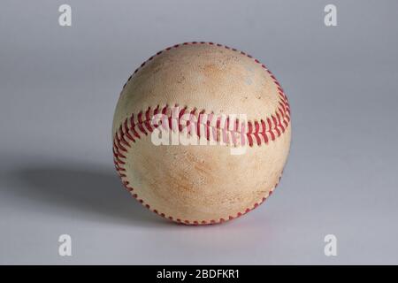 Da baseball indossato su sfondo chiaro, sport Foto Stock