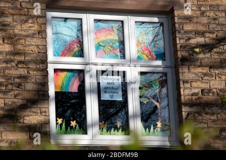 Arcobaleno di speranza e grazie al personale NHS in vetrina Foto Stock