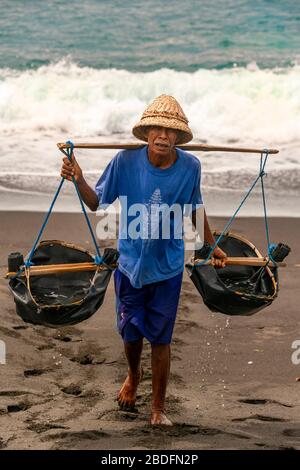 Ritratto verticale di un tradizionale costruttore di salate a Bali, Indonesia. Foto Stock