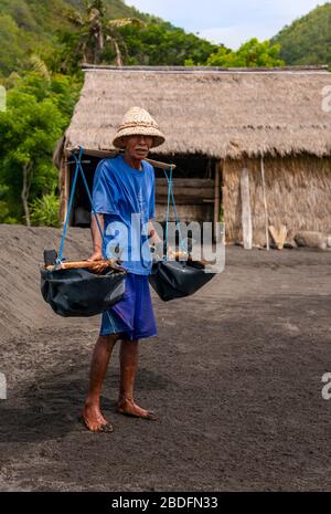 Ritratto verticale di un tradizionale costruttore di salate a Bali, Indonesia. Foto Stock