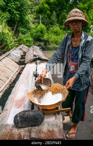 Vista verticale di un tradizionale produttore di salate a Bali, Indonesia. Foto Stock