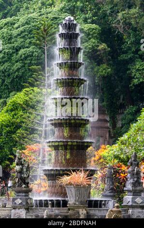 Vista verticale della torre della cascata presso il palazzo sull'acqua di Tirta Gangga a Bali, Indonesia. Foto Stock