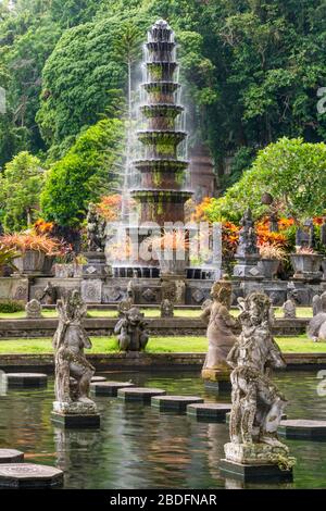 Vista verticale della torre della cascata presso il palazzo sull'acqua di Tirta Gangga a Bali, Indonesia. Foto Stock