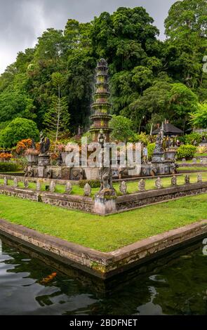 Vista verticale della torre della cascata presso il palazzo sull'acqua di Tirta Gangga a Bali, Indonesia. Foto Stock
