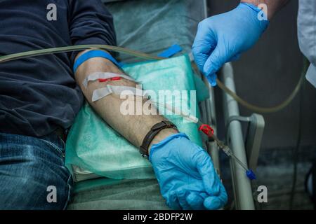 Pavia, Italia. 8 aprile 2020. Pavia. Trasfusione di plasma da un paziente recuperato da COVID19 ad un paziente infetto da coronavirus trattamento sperimentale diretto dal medico Cesare Perotti presso l'Ospedale Policlinico San Matteo di Pavia (Carlo Cozzoli/Fotogramma, Pavia - 2020-04-08) p.s. la foto e' utilizzabile nel ripetto del contesto in cui e' sta scattata, E senza intenzione diffamatorio del decore delle persone rappresentate Credit: Independent Photo Agency Srl/Alamy Live News Foto Stock