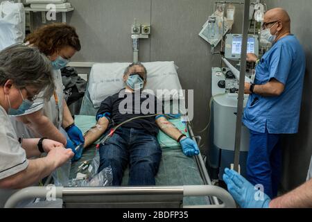 Pavia, Italia. 8 aprile 2020. Pavia. Trasfusione di plasma da un paziente recuperato da COVID19 ad un paziente infetto da coronavirus trattamento sperimentale diretto dal medico Cesare Perotti presso l'Ospedale Policlinico San Matteo di Pavia (Carlo Cozzoli/Fotogramma, Pavia - 2020-04-08) p.s. la foto e' utilizzabile nel ripetto del contesto in cui e' sta scattata, E senza intenzione diffamatorio del decore delle persone rappresentate Credit: Independent Photo Agency Srl/Alamy Live News Foto Stock