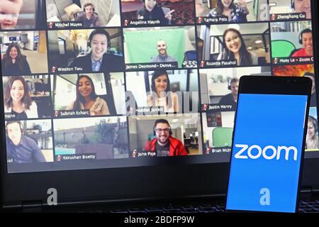 6 aprile 2020. Istanbul / Turchia. Smartphone che mostra l'app Zoom Cloud Meetings, Foto Stock