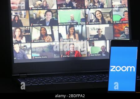 6 aprile 2020. Istanbul / Turchia. Smartphone che mostra l'app Zoom Cloud Meetings, Foto Stock