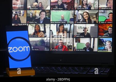 6 aprile 2020. Istanbul / Turchia. Smartphone che mostra l'app Zoom Cloud Meetings, Foto Stock