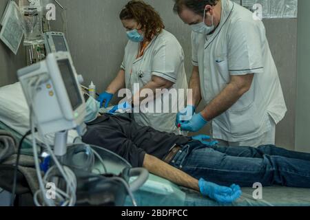 Pavia, Italia. 8 aprile 2020. Pavia. Trasfusione di plasma da un paziente recuperato da COVID19 ad un paziente infetto da coronavirus trattamento sperimentale diretto dal medico Cesare Perotti presso l'Ospedale Policlinico San Matteo di Pavia (Carlo Cozzoli/Fotogramma, Pavia - 2020-04-08) p.s. la foto e' utilizzabile nel ripetto del contesto in cui e' sta scattata, E senza intenzione diffamatorio del decore delle persone rappresentate Credit: Independent Photo Agency Srl/Alamy Live News Foto Stock