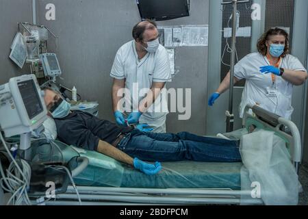 Pavia, Italia. 8 aprile 2020. Pavia. Trasfusione di plasma da un paziente recuperato da COVID19 ad un paziente infetto da coronavirus trattamento sperimentale diretto dal medico Cesare Perotti presso l'Ospedale Policlinico San Matteo di Pavia (Carlo Cozzoli/Fotogramma, Pavia - 2020-04-08) p.s. la foto e' utilizzabile nel ripetto del contesto in cui e' sta scattata, E senza intenzione diffamatorio del decore delle persone rappresentate Credit: Independent Photo Agency Srl/Alamy Live News Foto Stock