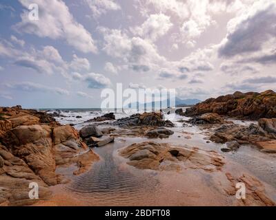 Torre Bari Sardo, Bari Sardo, Ogliastra, Sardegna, Italia. Acque poco profonde, rocce lisce e un mare trasparente a Bari Sardo, Ogliastra, Sardegna, Italia Foto Stock