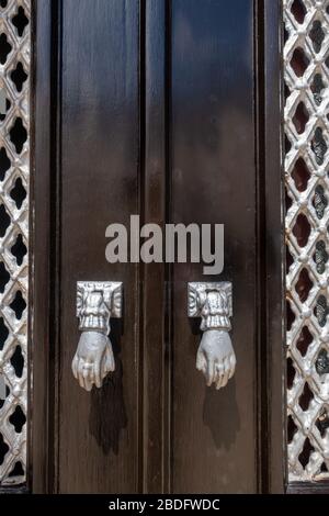 Bussini per porte in forma di mano, Algarve, Portogallo Foto Stock