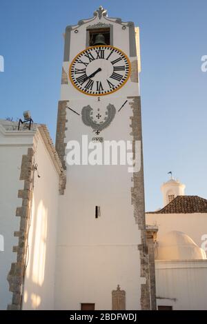 Torre dell'Orologio, Chiesa di Santa Maria del Castello, Tavira, Algarve orientale, Algarve, Portogallo, Foto Stock