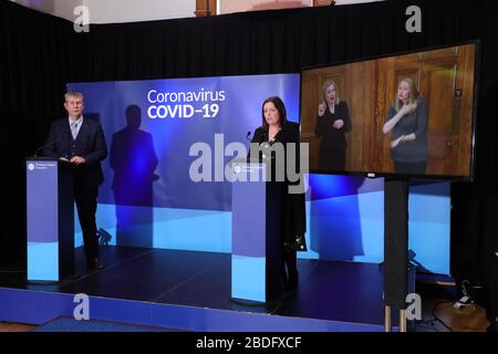 Edwin Poots, Ministro dell'Agricoltura, dell'ambiente e degli Affari Rural e Deirdre Hargey, Ministro delle Comunità durante i media giornalieri trasmessi nella Long Gallery presso gli edifici del Parlamento, Stormont, mercoledì. Foto Stock
