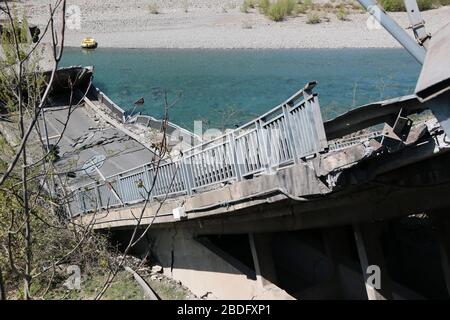 Toscana, Italia. 8 Aprile 2020. Foto scattata il 8 aprile 2020 mostra il ponte crollato in provincia di massa-Carrara, Toscana, Italia. Un ponte nella provincia di massa-Carrara è crollato mercoledì e finora non sono state segnalate vittime. Credit: Etass/Xinhua/Alamy Live News Foto Stock