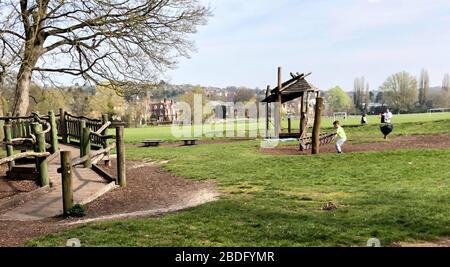 High Wycombe, Regno Unito. 8 aprile 2020. I bambini giocano in una zona 'la polizia 'nastro fuori mentre il lato del genitore prende il sole mentre ignorano le linee guida del governo durante la Pandemia di Covid-19 in cui il governo ha dato le regole rigorose soltanto su lasciare la sede per il lavoro essenziale, lo shopping dell'alimento e una forma di esercitazione al giorno. Il Rye Park in High Wycombe, Bucks il 8 aprile 2020. Foto di Andy Rowland. Credito: Prime Media Images/Alamy Live News Foto Stock