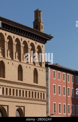 Saragozza, Spagna - 6 febbraio 2020: Particolare dell'edificio la Lonja e la Casa de la Iglesia, Arcivescovado di Saragozza, in un soleggiato febbraio. Foto Stock